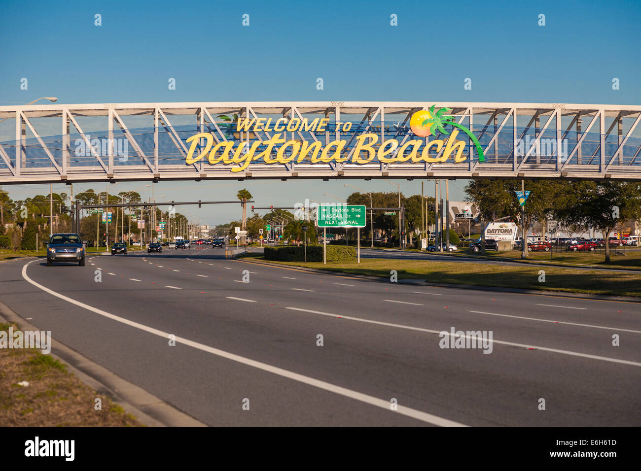 Zeichen auf Stahl Fußgängerbrücke begrüßt Besucher nach Daytona Beach, Florida Stockfoto
