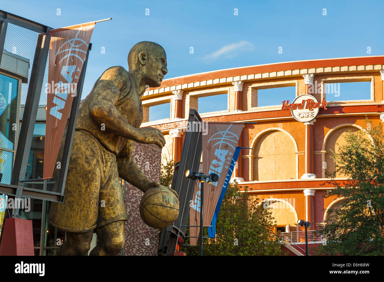 Statue des Basketball-Spieler vor dem NBA City Restaurant in Universal Studios City Walk, Orlando, Florida Stockfoto