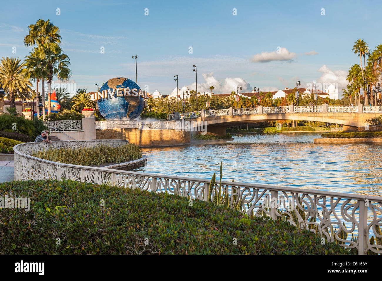 Malerische Aussicht auf Brücke und Stege führen zu den Universal Studios Logo Globe und Eintritt