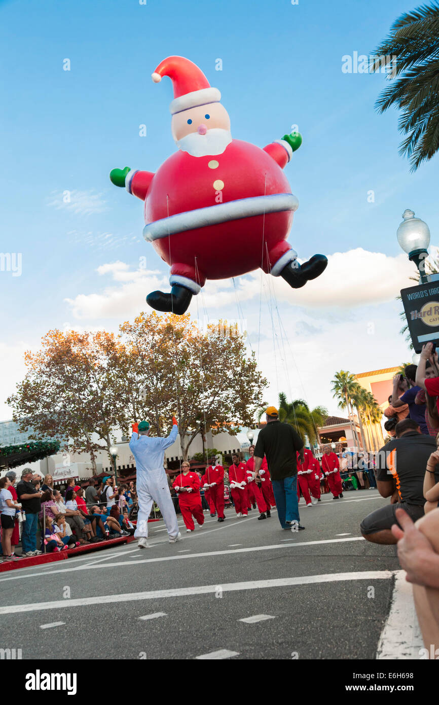 Aufblasbarer Weihnachtsmann Ballon führt die Macy-Urlaub-Parade in den Universal Studios in Orlando, Florida Stockfoto