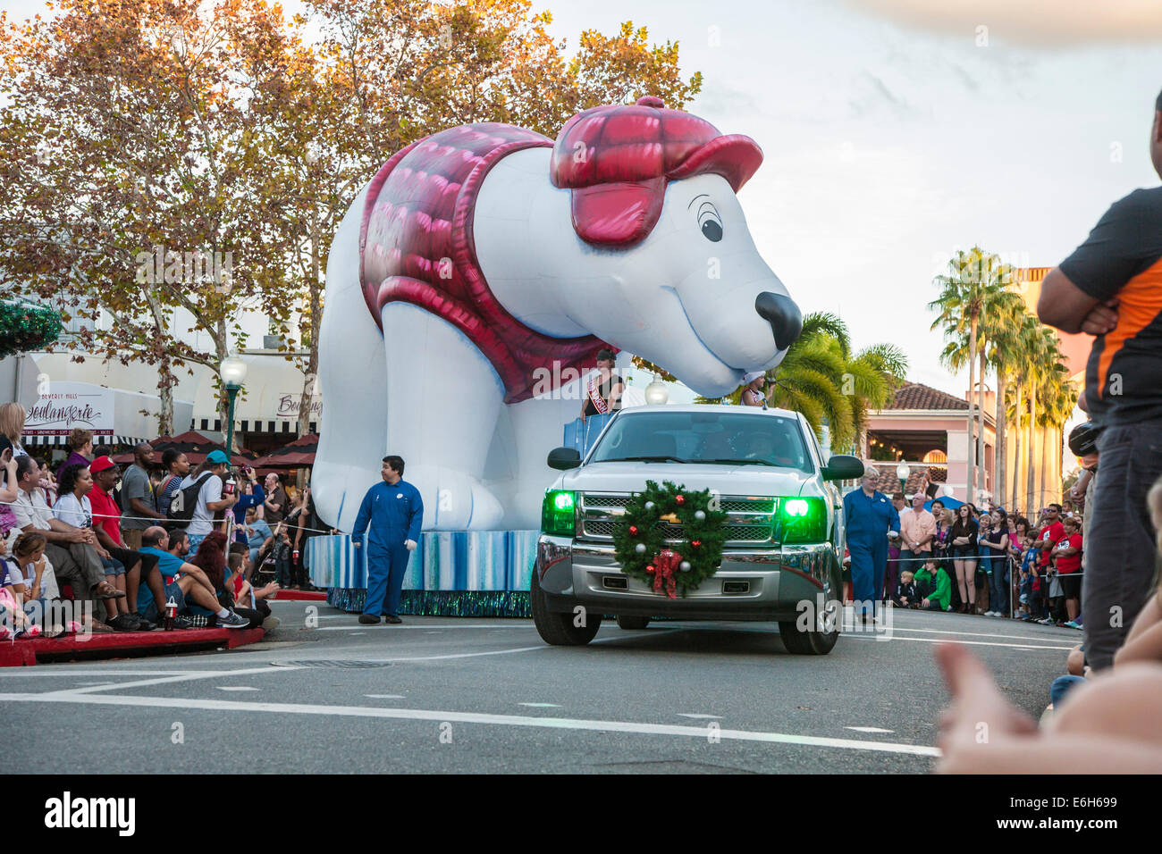 Dekorierte LKW ziehen große aufblasbare Hund Ballon mit roter Kappe in die Macy-Urlaub-Parade in den Universal Studios in Orlando Stockfoto