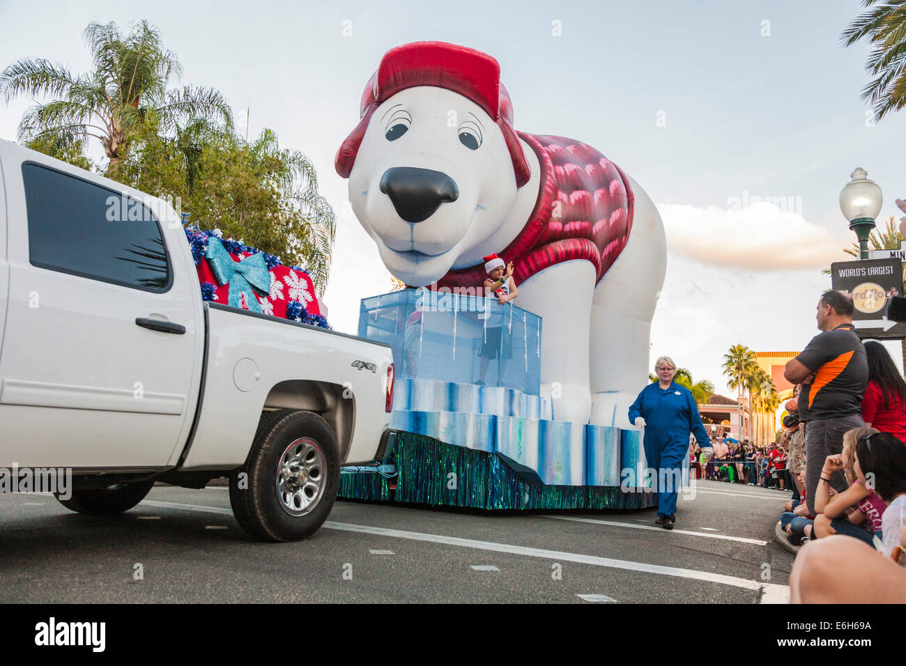 Dekorierte LKW ziehen große aufblasbare Hund Ballon mit roter Kappe in die Macy-Urlaub-Parade in den Universal Studios in Orlando Stockfoto