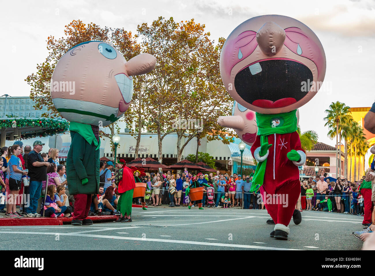 Comic-Figuren mit großen Ballon Köpfe in Macys Urlaub Parade in den Universal Studios in Orlando, Florida Stockfoto