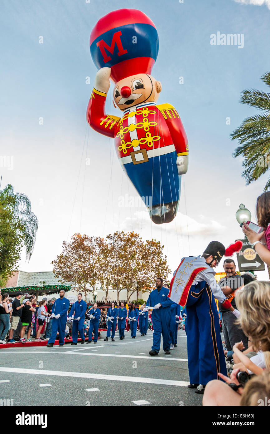 Spielzeug-Soldat-Helium-Ballon mit Handler in Macys Urlaub Parade in den Universal Studios in Orlando, Florida Stockfoto