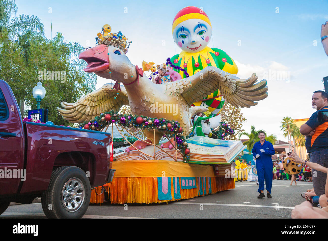 Clownballon folgt dem Floß von Mother Goose in Macy's Holiday Parade in den Universal Studios Stockfoto