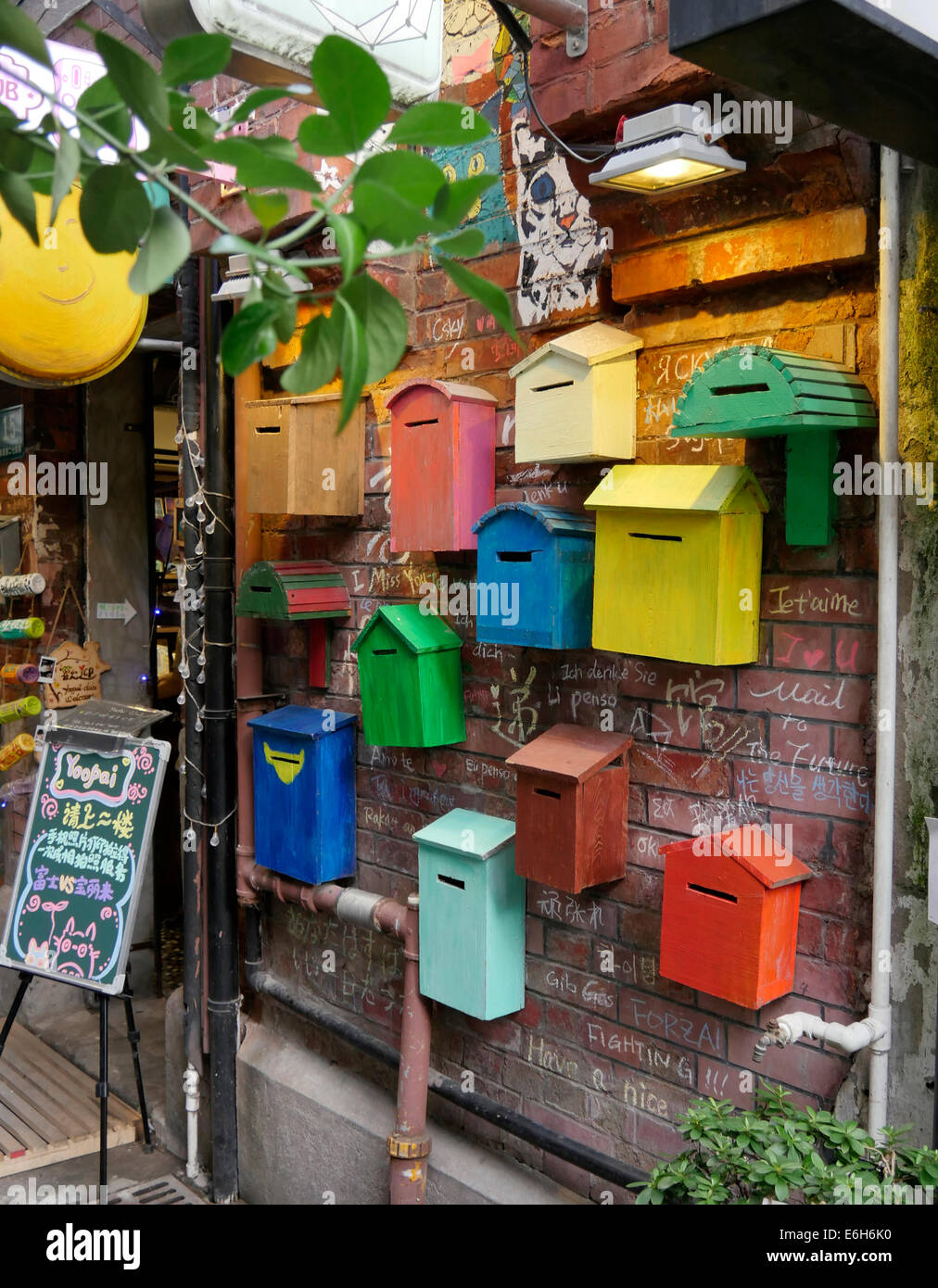 Bunte Briefkästen und Briefkästen zum Verkauf im Bereich Taikang Road, auch bekannt als Tian Zi Fang in Huangpu Bezirk von Shanghai Stockfoto