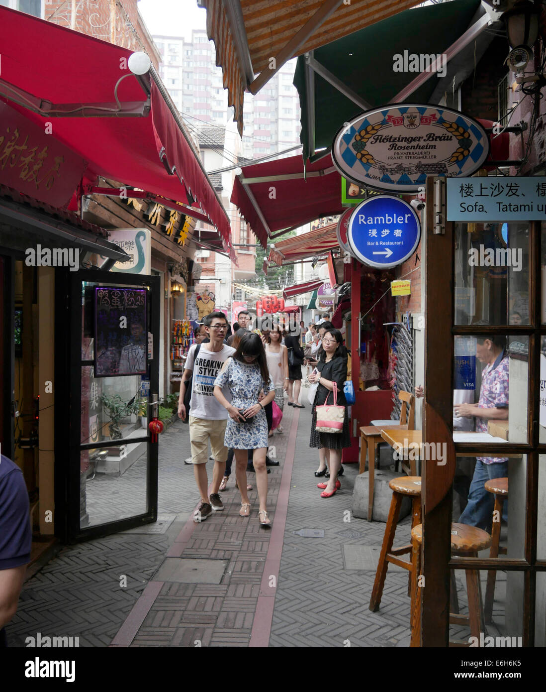 Straßenszenen und Geschäfte im Bereich Taikang Road, auch bekannt als Tian Zi Fang in Huangpu Bezirk von Shanghai Stockfoto