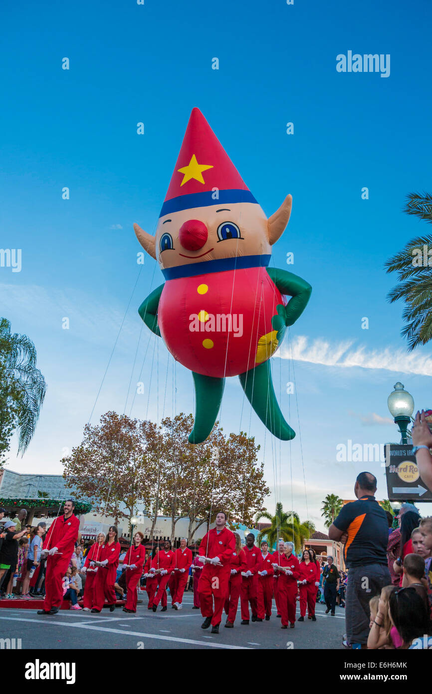 Elf-Helium-Ballon und der Handler in der Macy Urlaub Parade in Universal Studios in Orlando, Florida Stockfoto