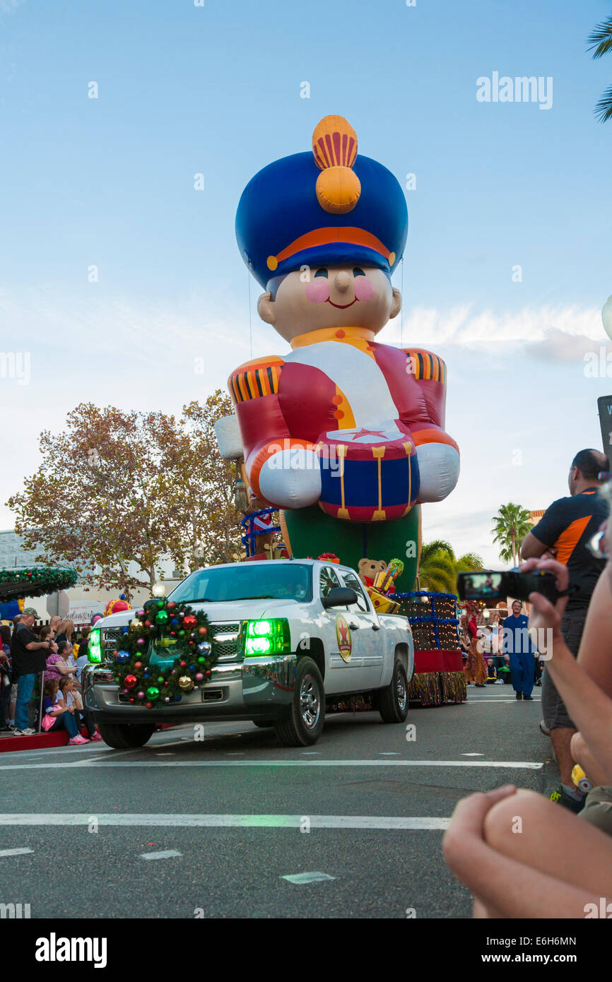 Schlagzeuger Ballons schweben gezogen von geschmückten LKW in Macys Urlaub Parade am Universal Studios in Orlando, Florida Stockfoto