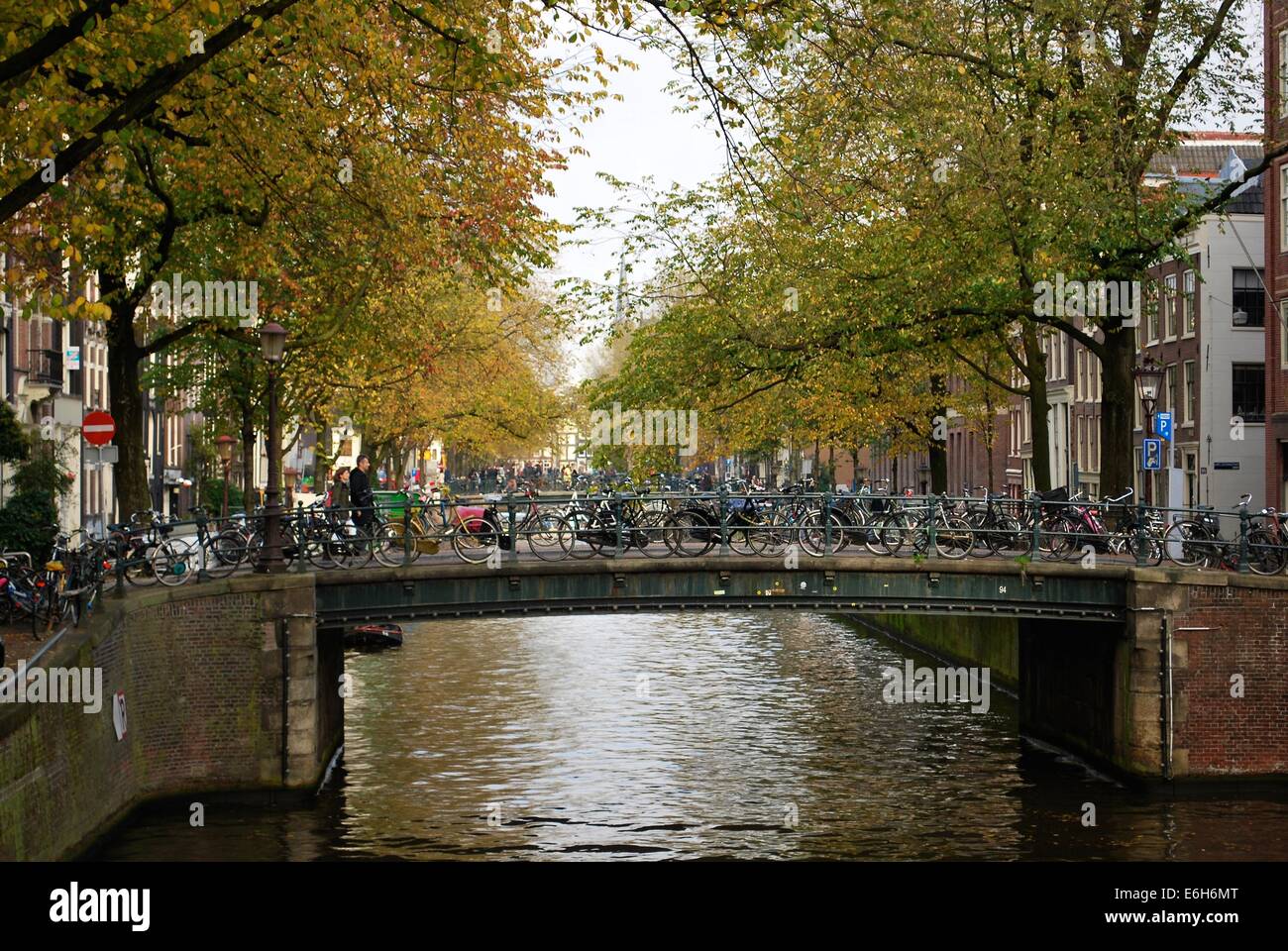 Fahrräder geparkt auf dem Kanal an der Ecke der Leidsegracht und Lijnbaansgracht in Amsterdam, Niederlande Stockfoto