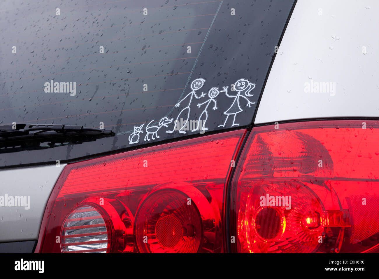 Familienauto Strichmännchen Aufkleber auf der Heckscheibe Minivan - USA Stockfoto