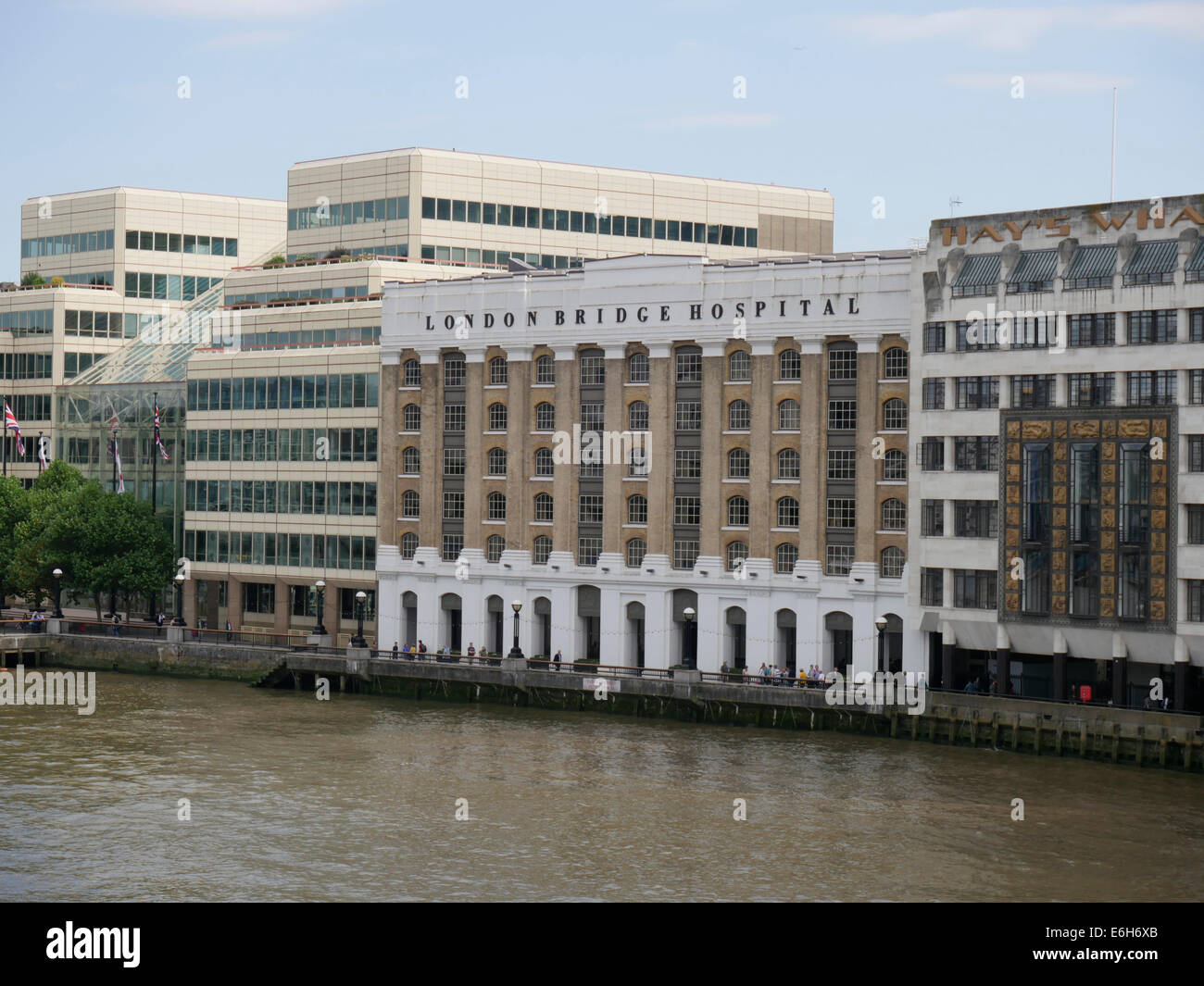 Südufer der Themse und der Pool von London zeigt London Bridge Krankenhausgebäude Stockfoto