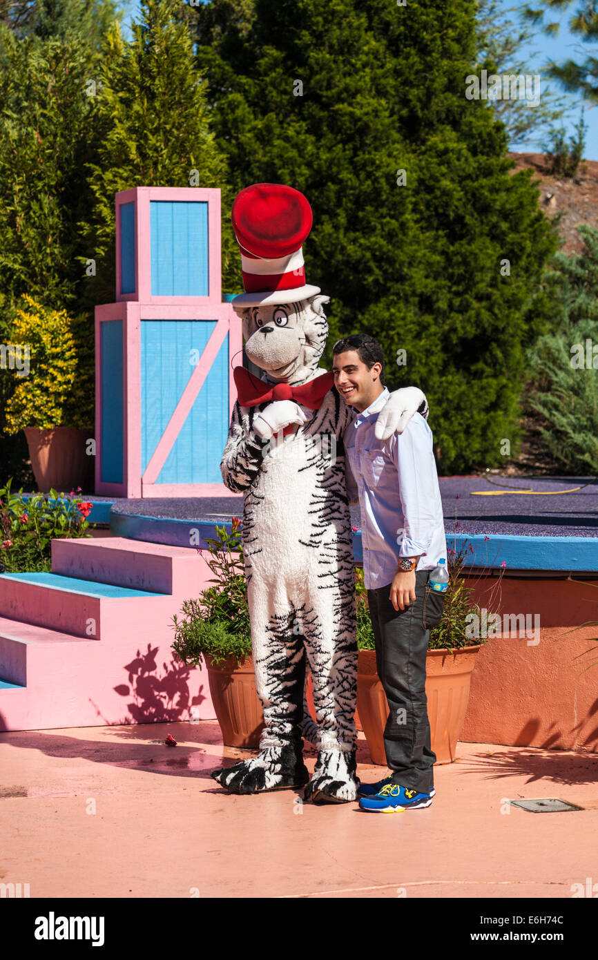 Junger Mann posiert für Fotos mit Katze im Hut Charakter in Seuss Landing at Islands of Adventure, Universal Studios Orlando Stockfoto