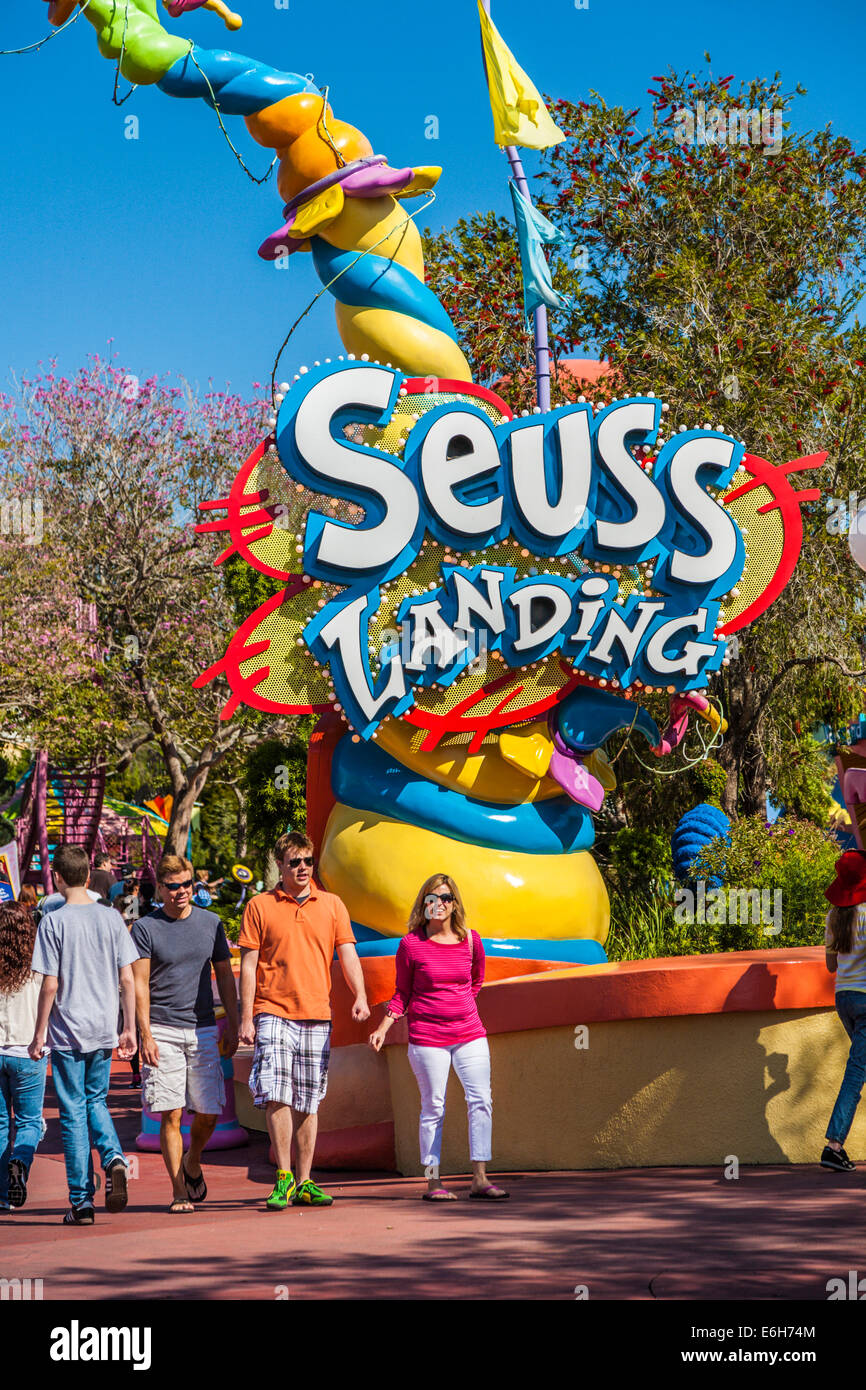 Park-Gäste in der Nähe von Schild am Eingang zum Seuss Landing in Islands of Adventure, Universal Studios Orlando Stockfoto