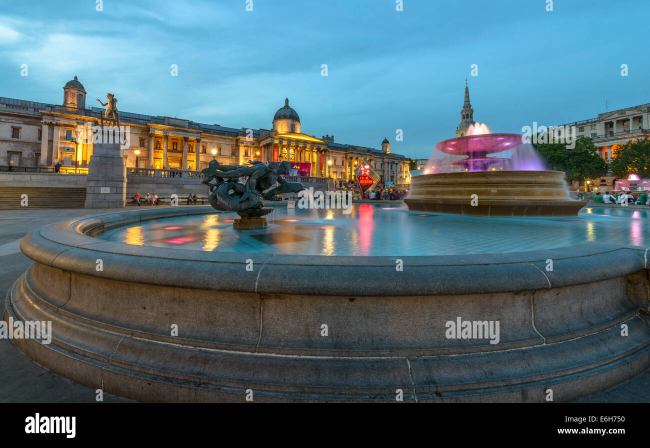 Trafalgar Square, Westminster, London. Berühmten Brunnen und die National Gallery im Hintergrund Stockfoto