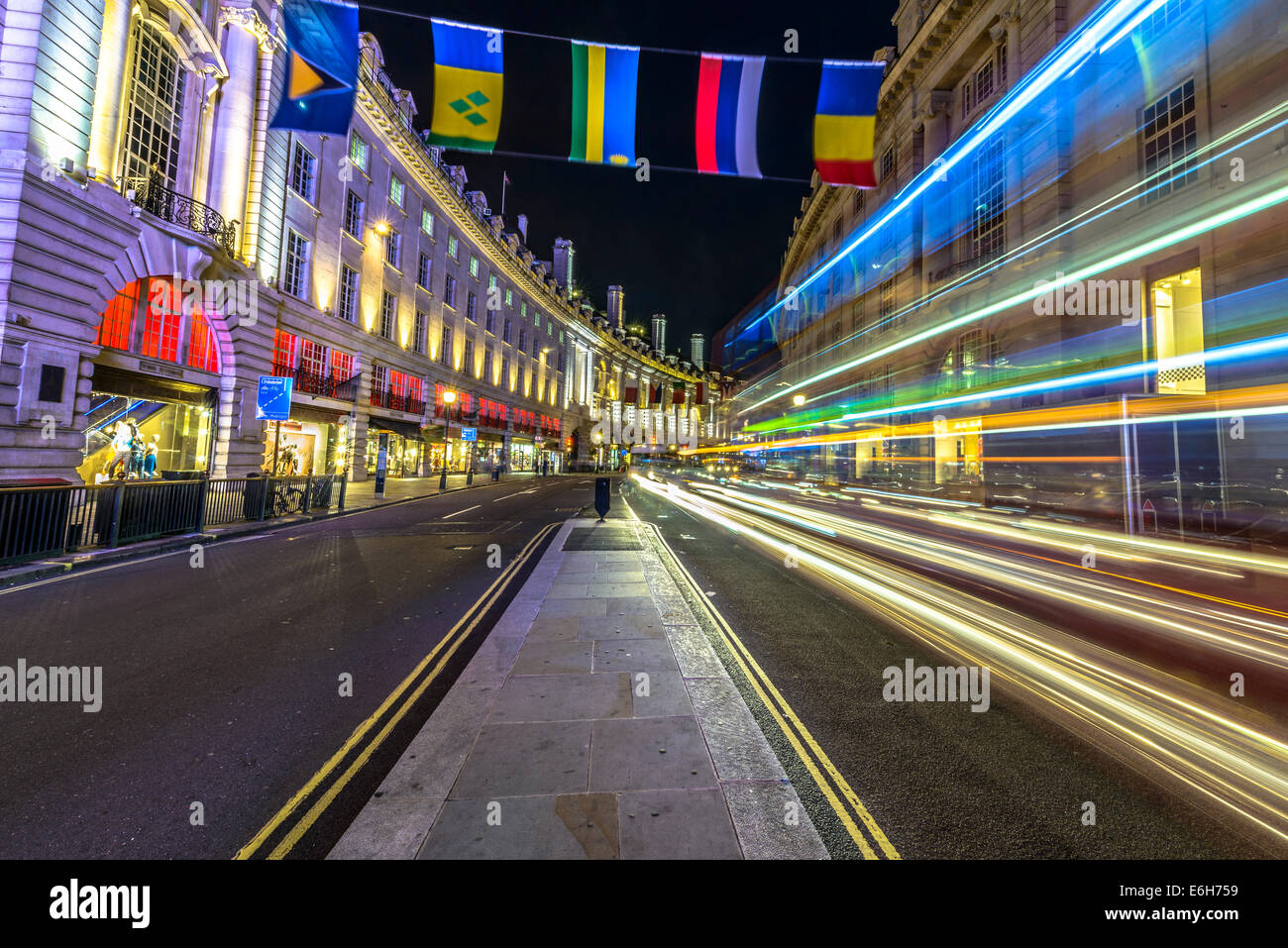 Verkehr in der Nacht in der Regent Street, City of Westminster, London Stockfoto