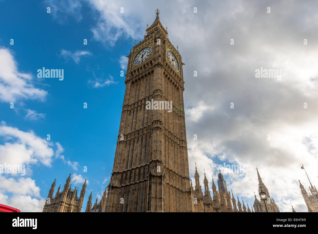 Big Ben mit Wolken im Hintergrund in der City of Westminster, London Stockfoto