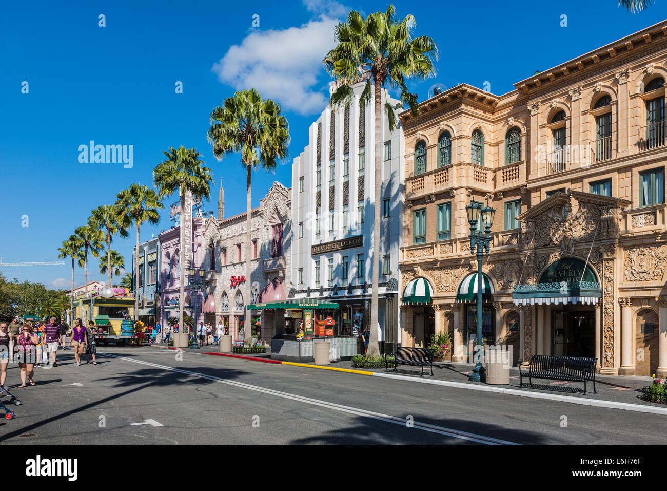 Touristen Fuß entlang des Rodeo Drive im Bereich Hollywood Themenpark Universal Studios in Orlando, Florida Stockfoto