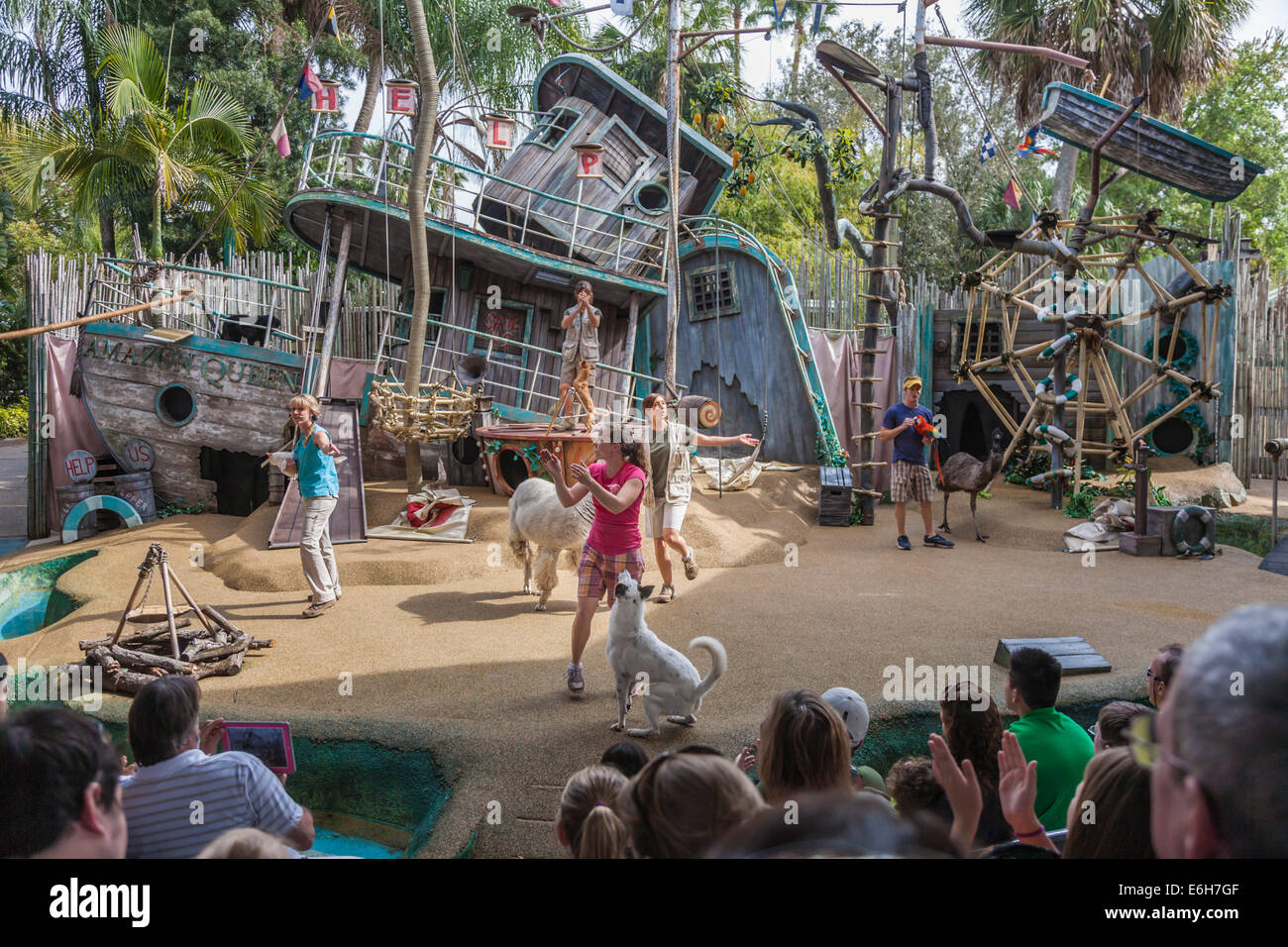Trainer mit all ihren Tieren am Ende einer Show in Busch Gardens in Tampa, Florida Stockfoto