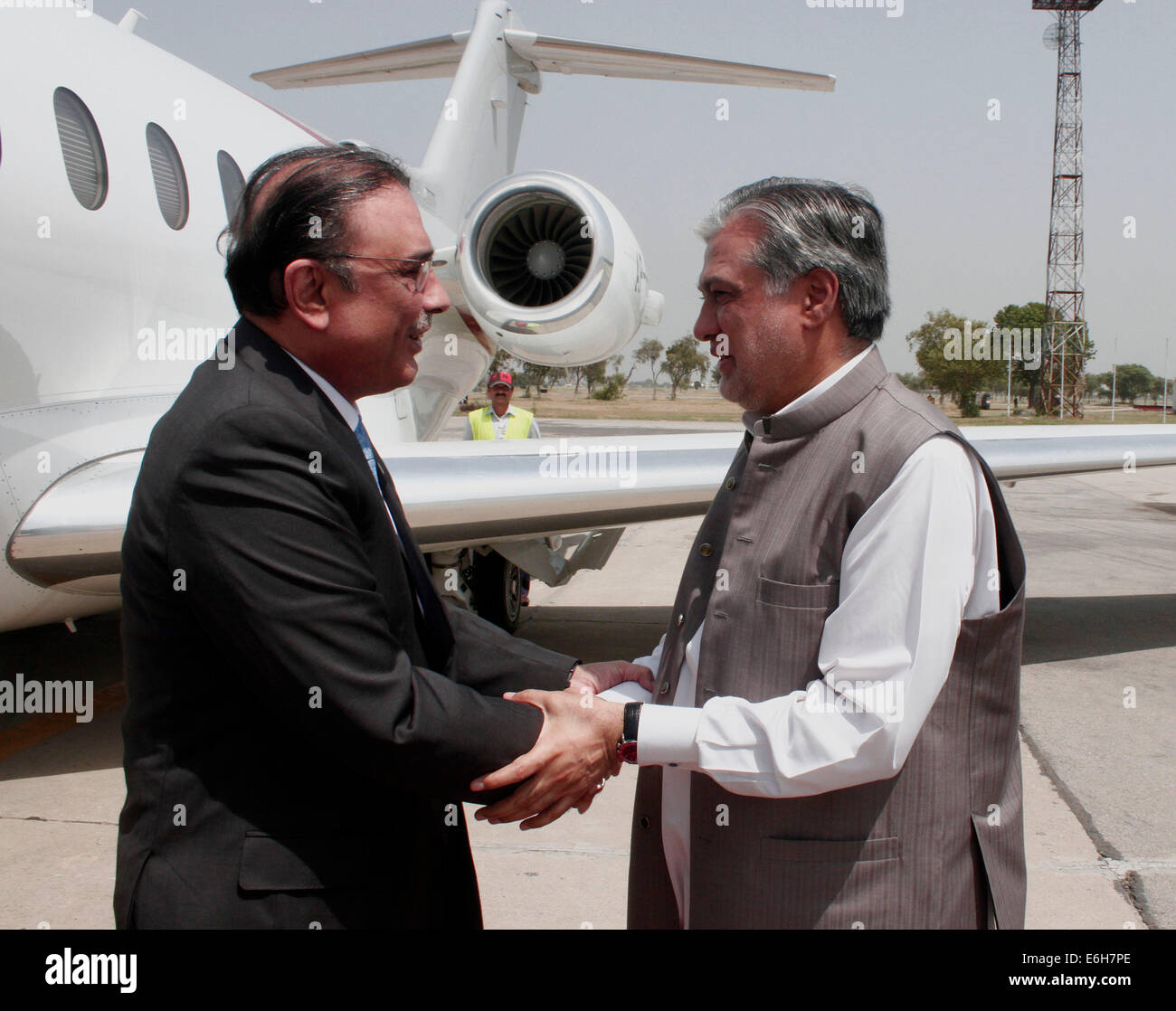 Lahore, Pakistan. 23. August 2014. Premierminister von Pakistan Mian Nawaz Sharif grüßt ehemalige Präsident Asif Ali Zardari und Co-Chairman von Pakistan Leute Party (PPP) bei ihrem Treffen in Lahore. Asif Ali Zardari wurde vom Premierminister eingeladen, die andauernde politische Probleme induziert durch die Demonstranten von Pakistan Tehreek-i-Insaf (PTI) und Pakistan Awami Tehreek (Klaps) in der Hauptstadt Islamabad zu diskutieren. © PACIFIC PRESS/Alamy Live-Nachrichten Stockfoto