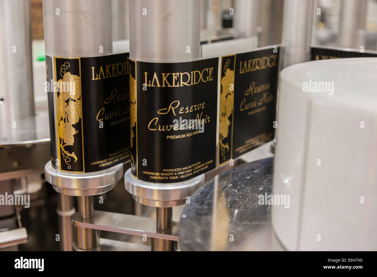 Maschine stellt Etiketten auf Weinflaschen bei Lakeridge Winery & Weinberge in Clermont, Florida Stockfoto