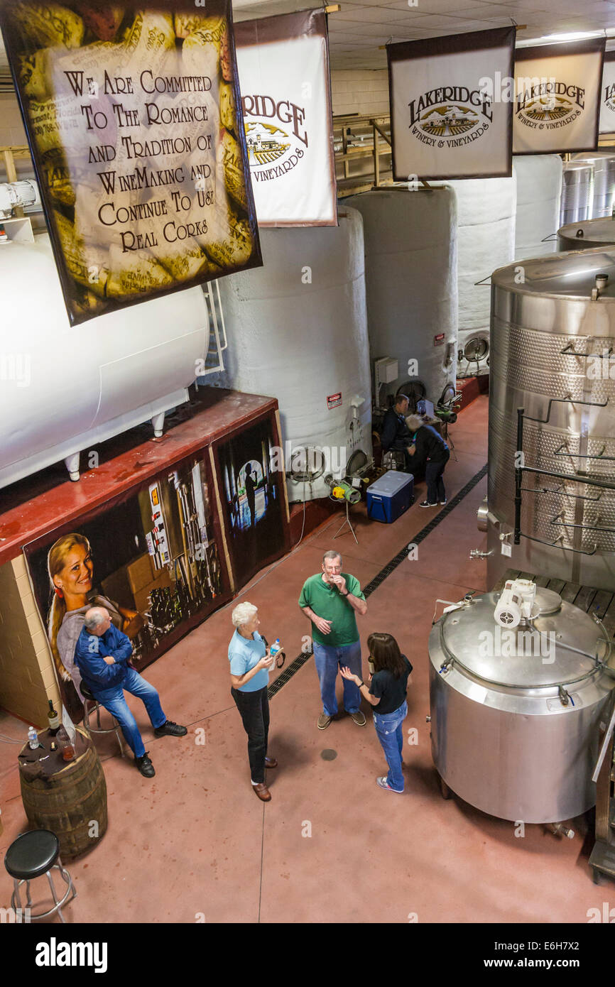 Besucher genießen eine Vielzahl von Weinen während der Tour der Lakeridge Winery & Weinberge in Clermont, Florida Stockfoto