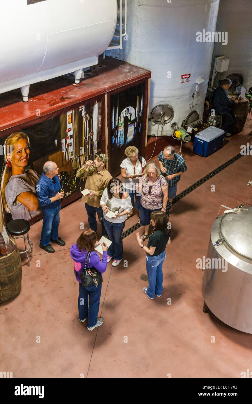 Besucher genießen eine Vielzahl von Weinen während der Tour der Lakeridge Winery & Weinberge in Clermont, Florida Stockfoto