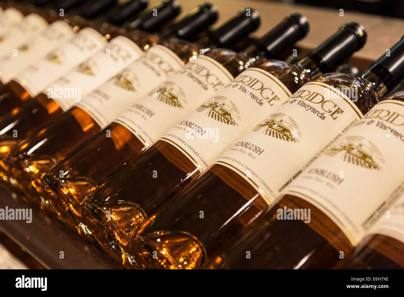 In den Regalen der Lakeridge Winery and Vineyard in Clermont, Florida, werden weiße Sunblush-Flaschen angeboten Stockfoto