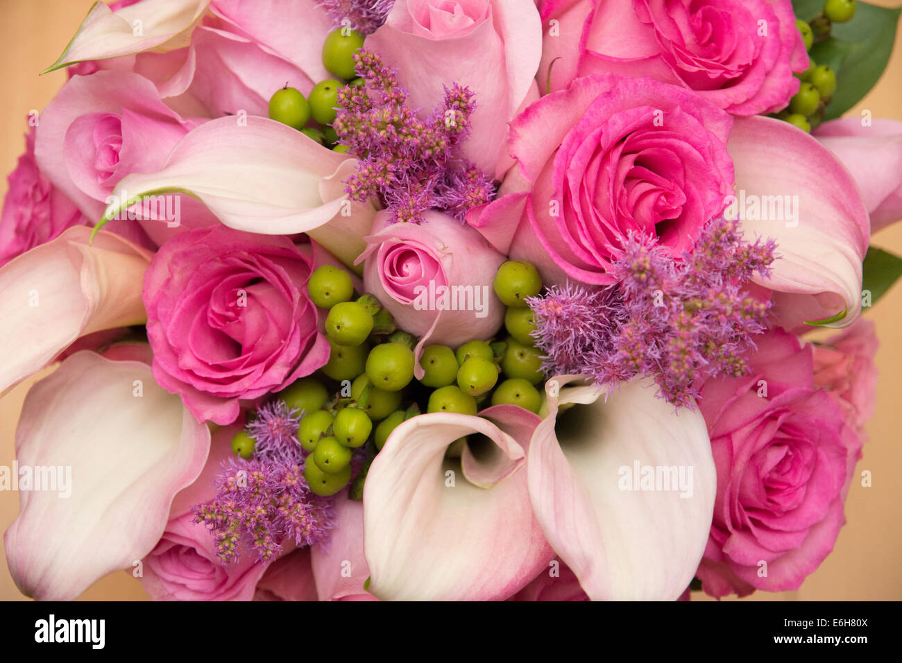 Ein Strauß Blumen in schönen rosa Farben - Rosen und Calla Lilien. Stockfoto