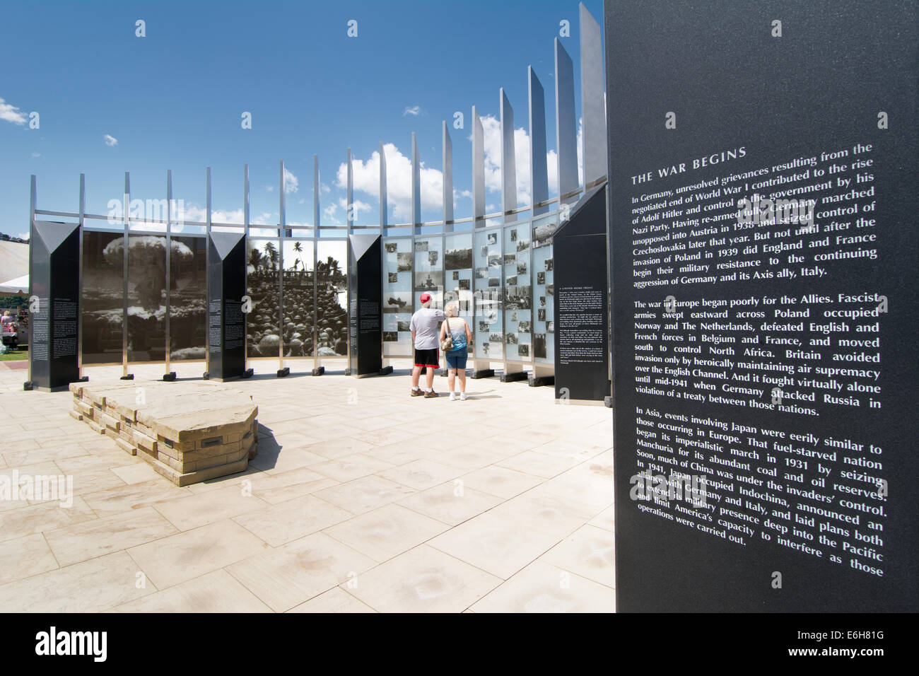 Pittsburgh World War II Memorial umfasst Platten aus Glas und Granit, die der Krieg und der Region Rolle darin zu beschreiben. Stockfoto