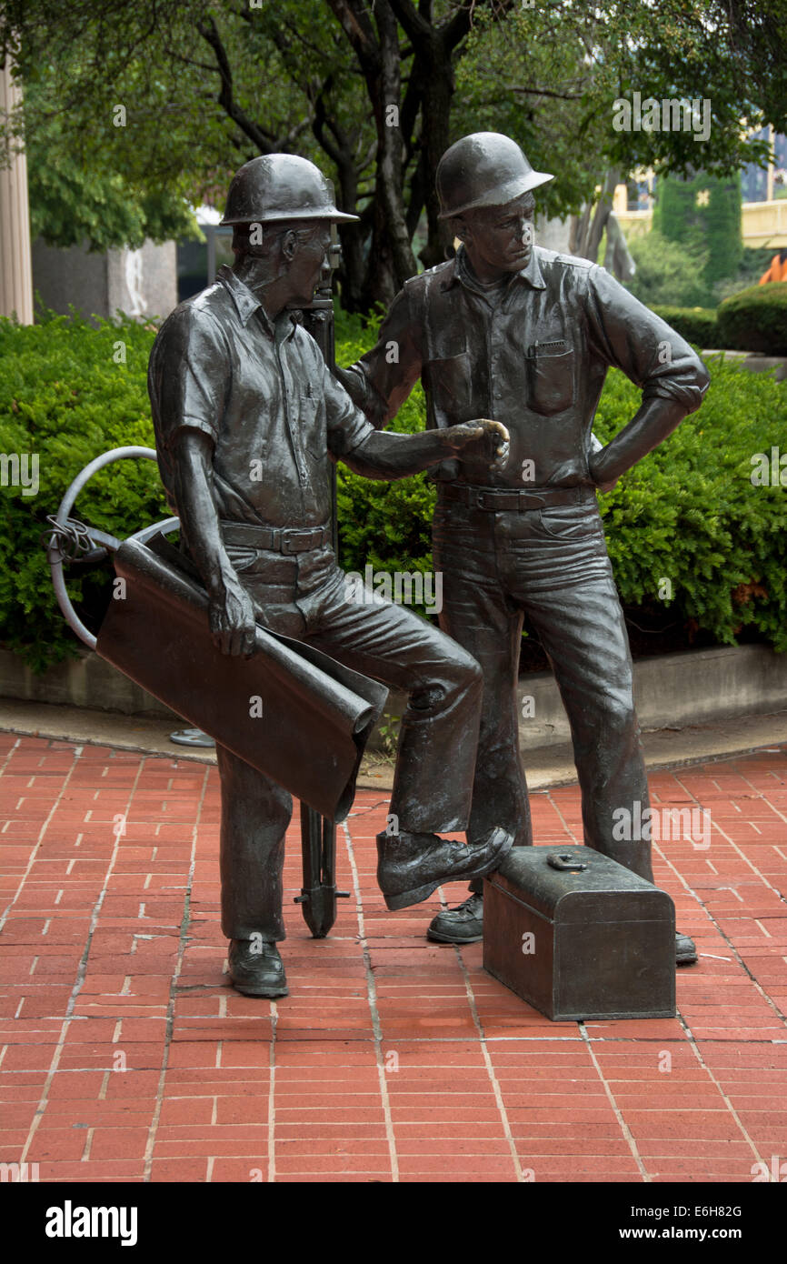 Die Bauherren-Skulptur auf Pittsburgh North Shore ist eine Hommage an die Stadt "Renaissance" Bauarbeiter. Stockfoto