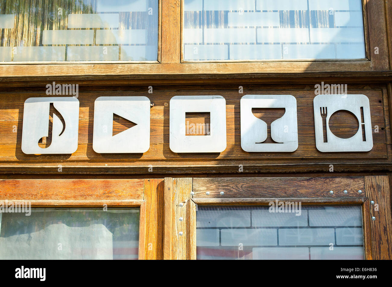 White Bar Icons Set auf Holzwand Stockfoto