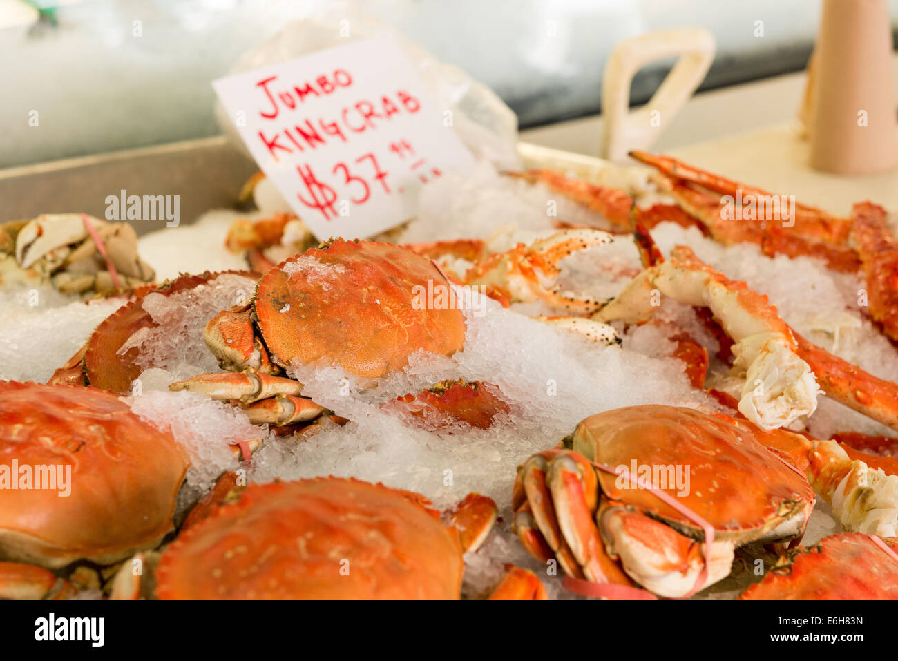 Frische Krabben auf dem Display am Pike Place Market in Seattle Stockfoto