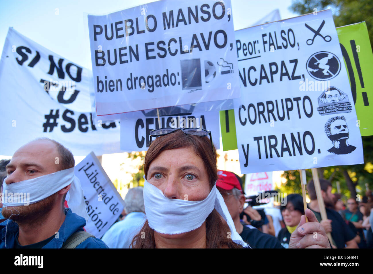 Menschen mit ihren Mündern fallen Klagen gegen Anti-Protest Recht (Gag) bei einer Demonstration in Madrid am 11. Juli. 2014. S Stockfoto