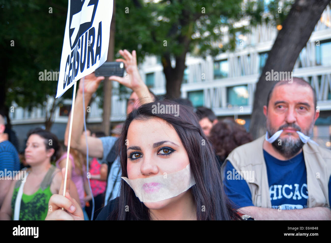 Junge Frau mit ihrem Mund bedeckt Klagen gegen Anti-Protest Recht (Gag) bei einer Demonstration in Madrid am 11. Juli. 2014. Stockfoto