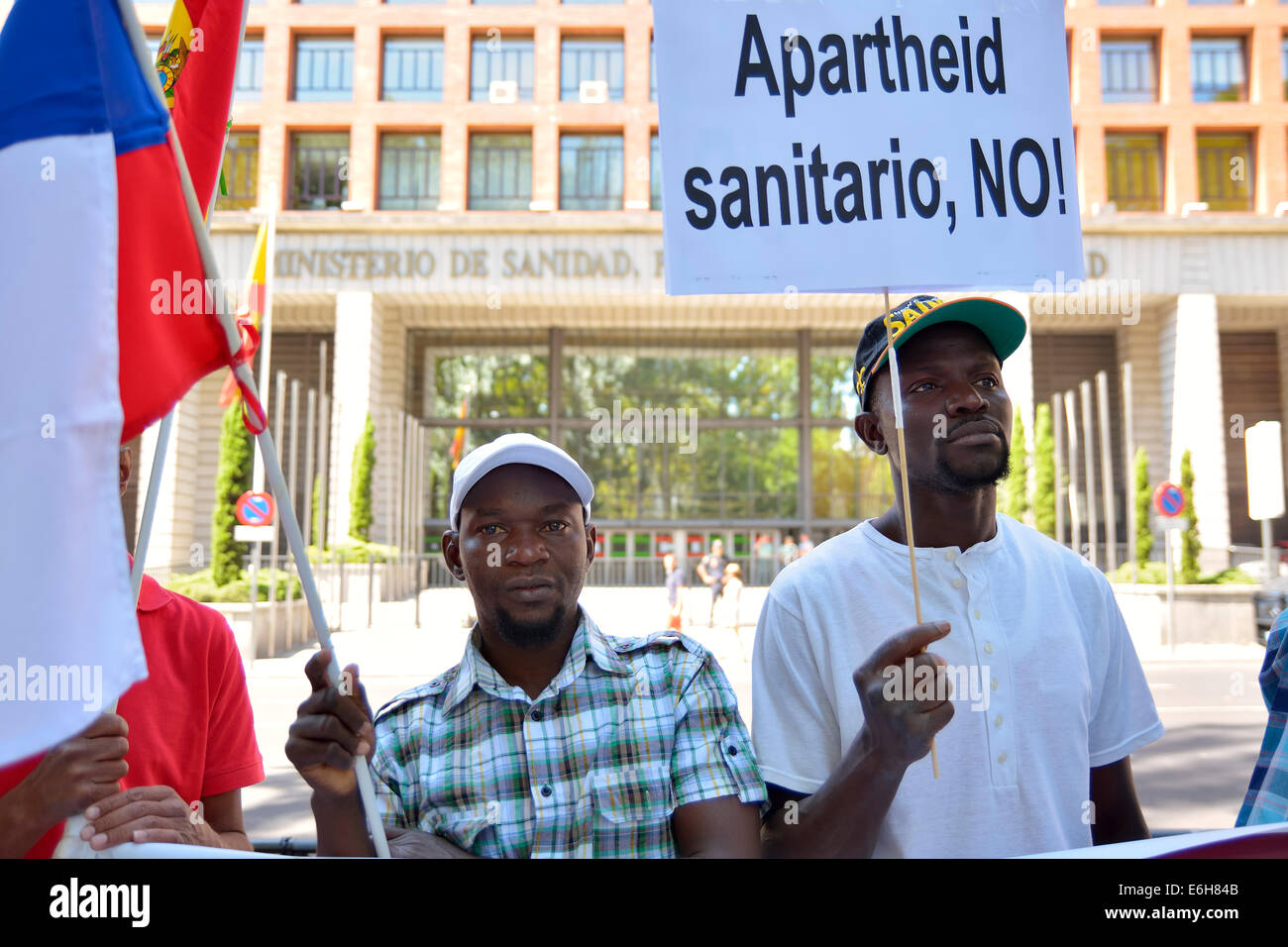 Migranten in Madrid gegen Gesundheitswesen "Apartheid" vor dem Gesundheitsministerium in Madrid, am 17. Juli 2014 protestieren. Spanien. Stockfoto