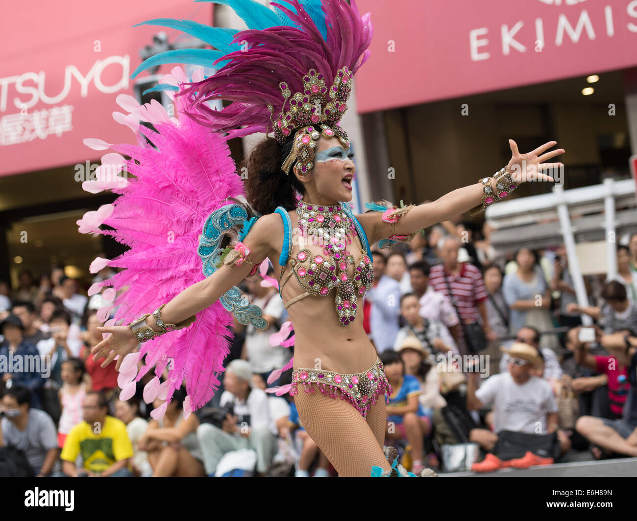 Tokio, Japan. 23. August 2014. Tanzen in den Straßen auf dem 33. Asakusa Samba Festival in Tokio, Japan. Samstag, 23. August 2014. Bildnachweis: Chris Willson/Alamy Live-Nachrichten Stockfoto