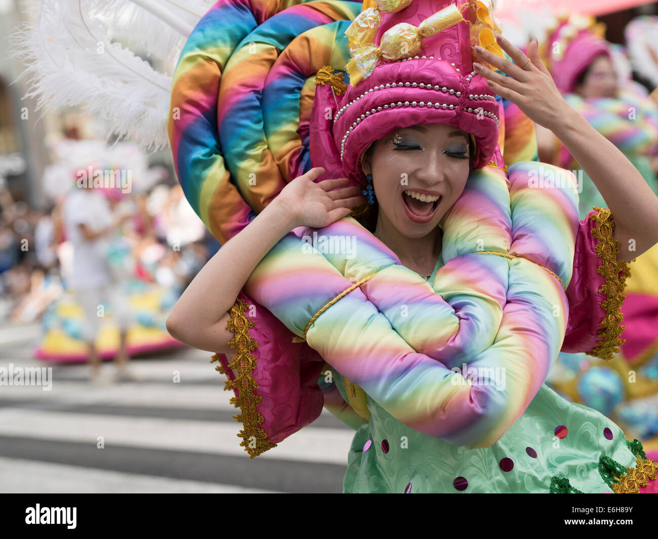 Tokio, Japan. 23. August 2014. Tanzen in den Straßen auf dem 33. Asakusa Samba Festival in Tokio, Japan. Samstag, 23. August 2014. Bildnachweis: Chris Willson/Alamy Live-Nachrichten Stockfoto