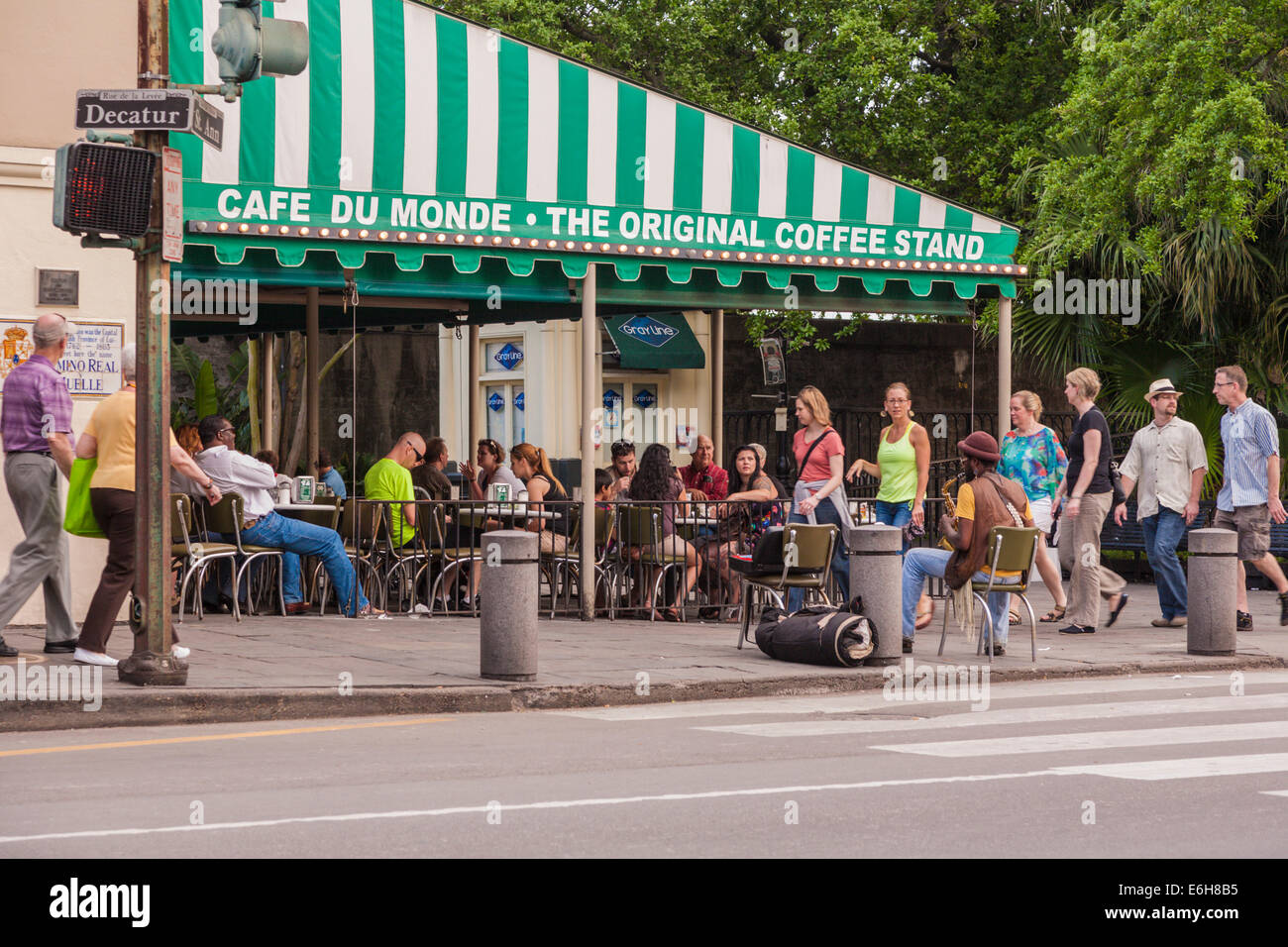 Berühmtes Café du Monde der ursprüngliche Kaffeestand im French Quarter von New Orleans, Louisiana Stockfoto