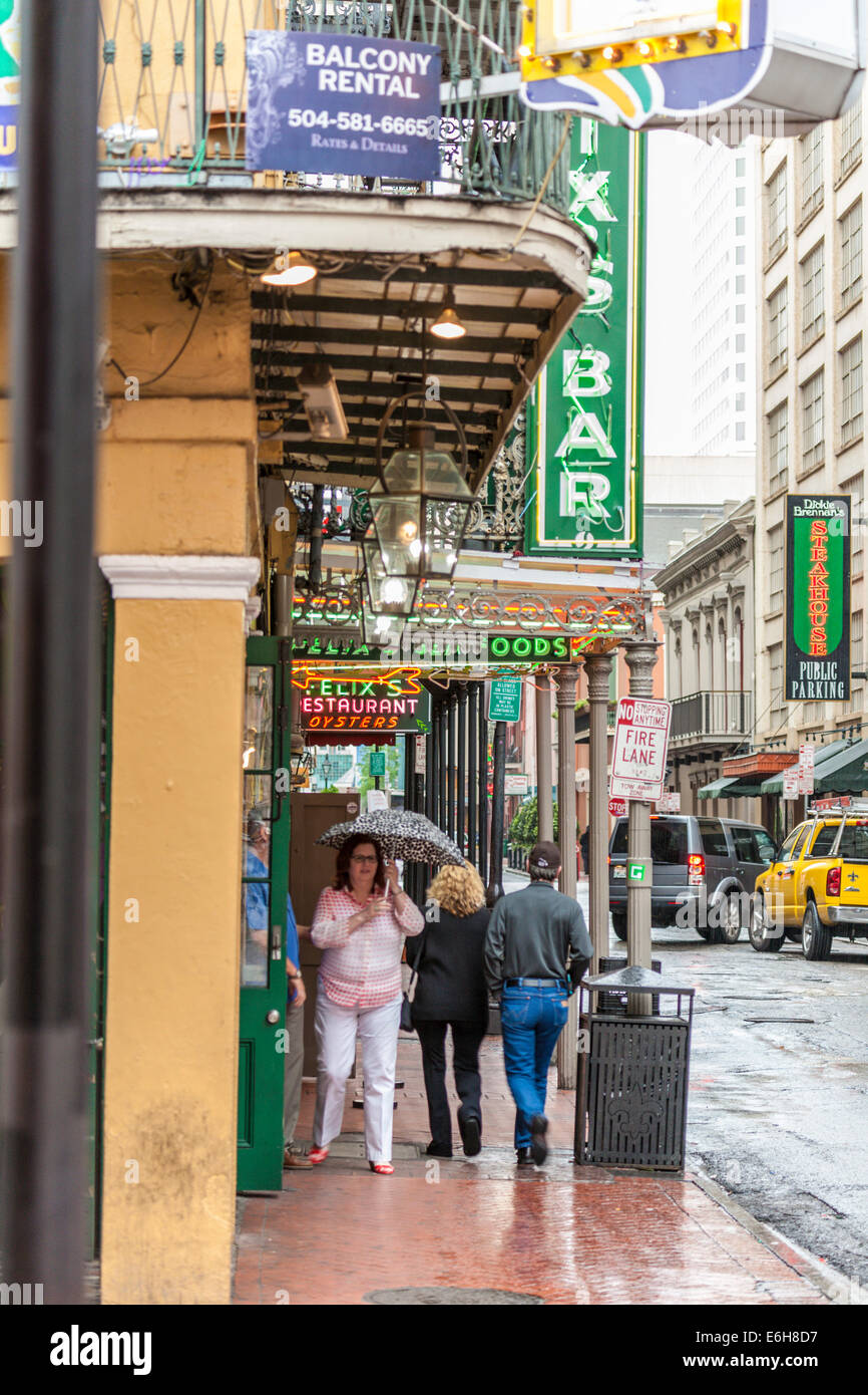 Ein Regentag in Iberville Street im French Quarter von New Orleans, Louisiana Stockfoto