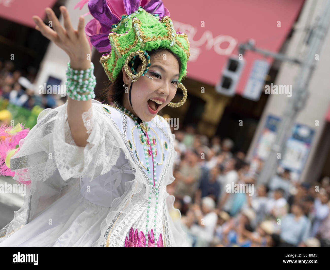 Tokio, Japan. 23. August 2014. Tanzen in den Straßen auf dem 33. Asakusa Samba Festival in Tokio, Japan. Samstag, 23. August 2014. Bildnachweis: Chris Willson/Alamy Live-Nachrichten Stockfoto