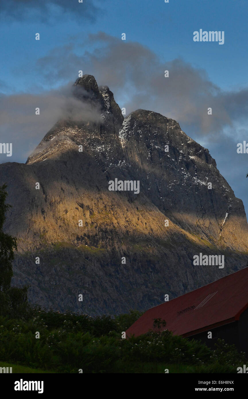 Der mächtige Romsdalhorn Gipfel in Romsdal, Norwegen Stockfoto