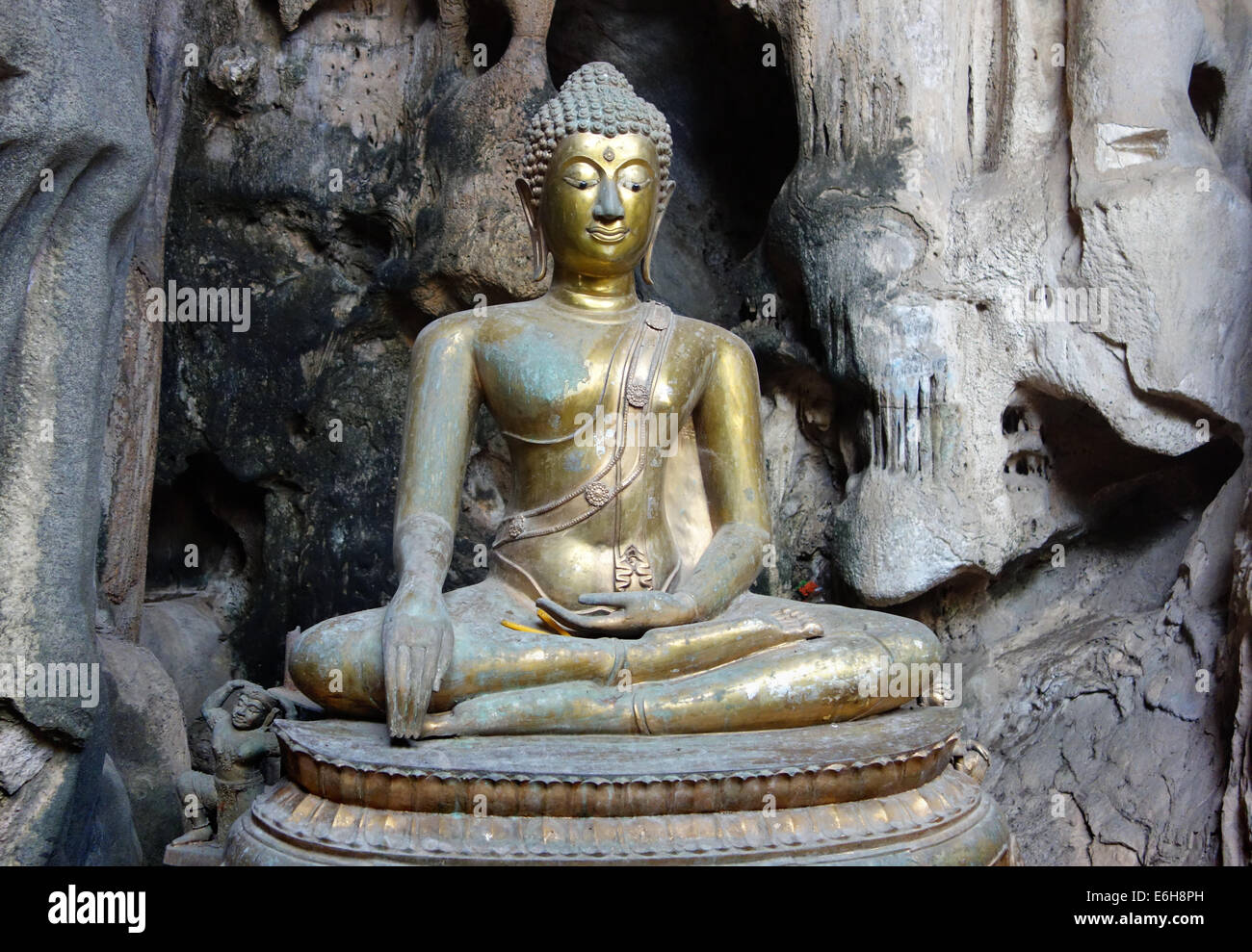 Messing Buddha-Statue in der Höhle Stockfoto