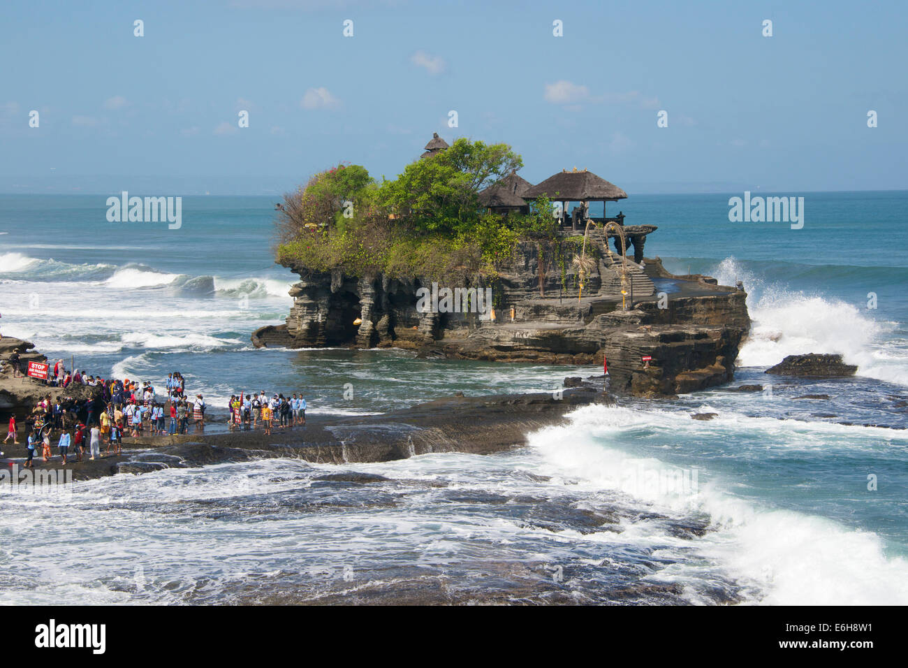 Tanah Lot Tempel mit Besucher warten auf Ebbe Bali Indonesien Stockfoto