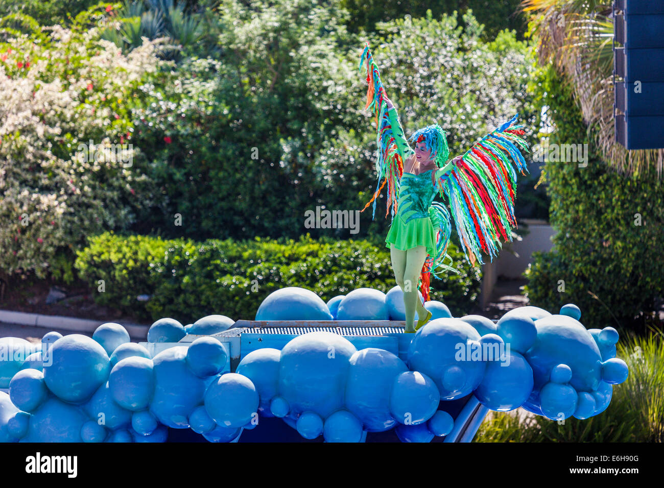 Akrobatischen Performer tanzen anmutig während Blue Horizons Show auf See World in Orlando, Florida, USA Stockfoto