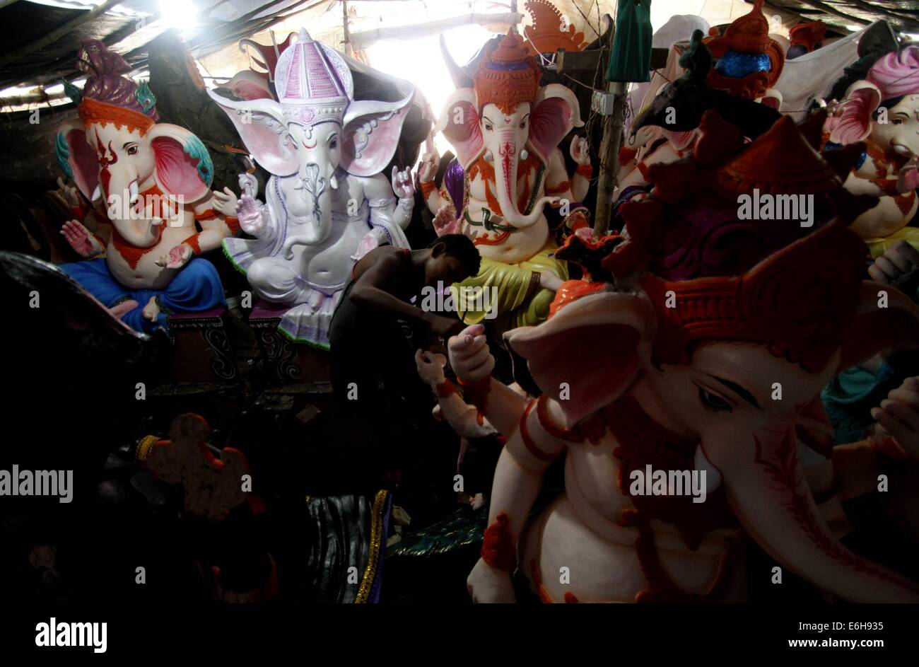 Bhubaneswar, indische Sate Orissa. 23. August 2014. Ein Handwerker malt Tonfiguren von Ganesha, ein Hindu-Gott der Weisheit und des Glücks in Bhubaneswar, Hauptstadt des östlichen indischen Sate Orissa, 23. August 2014. © Stringer/Xinhua/Alamy Live-Nachrichten Stockfoto