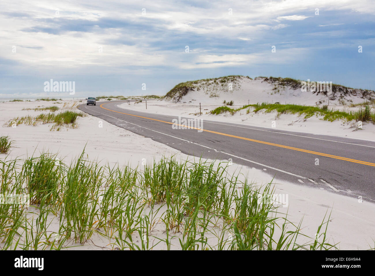 Landstraße 399 führt Touristen durch den weißen Sandstränden von Pensacola Beach und Navarre, Florida Stockfoto