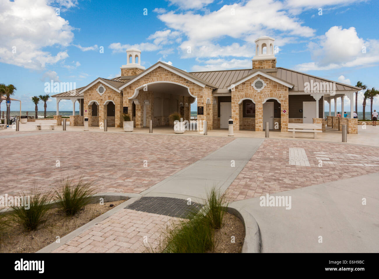 Modernen gehobenen öffentlichen Toilette und Dusche Einrichtungen am Strand von Daytona Beach, Florida Stockfoto