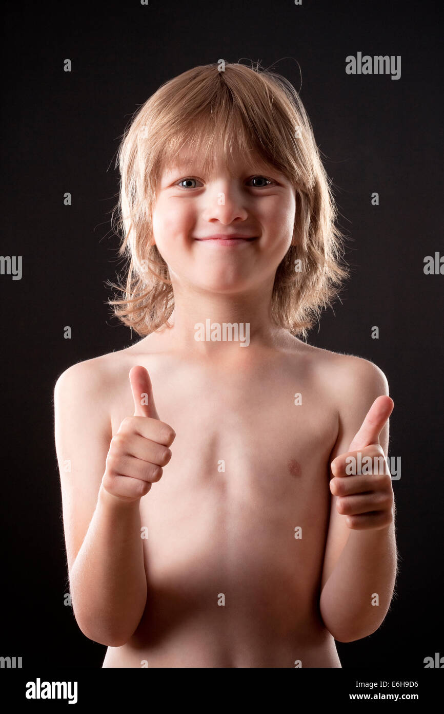 Junge mit blonden Haaren zeigen, Daumen nach oben Handzeichen Stockfoto