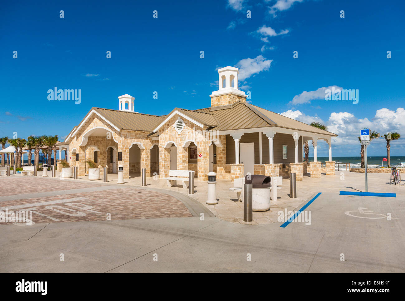 Modernen gehobenen öffentlichen Toilette und Dusche Einrichtungen am Strand von Daytona Beach, Florida Stockfoto